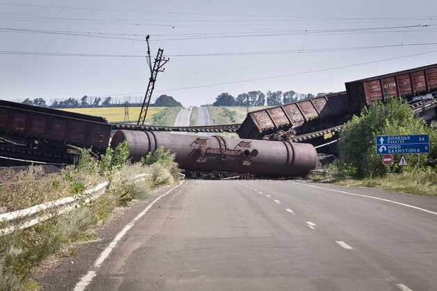 Een opgeblazen spoorwegbrug blokkeert de weg tussen Charkov en Donetsk.