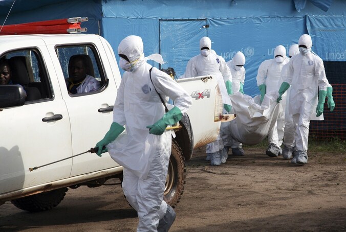 Een vrouw die aan ebola is overleden wordt uit een Liberiaans ziekenhuis gehaald, zodat ze begraven kan worden