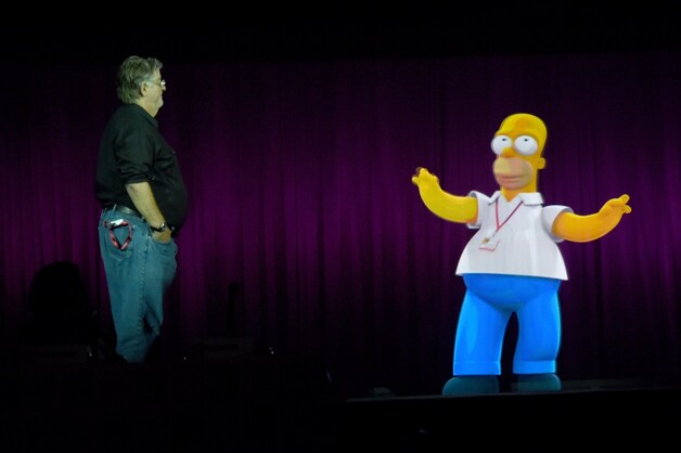 Matt Groening bewondert een hologram van Homer Simpson.