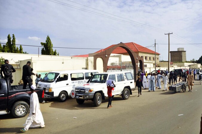 Hulpdiensten aan een ziekenhuis in Kano, na een bomaanslag in een school vandaag.