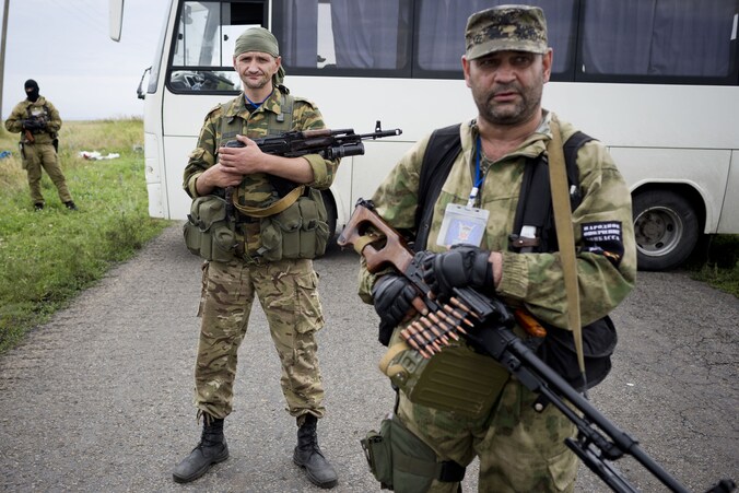 De commandant (R) van de pro-Russische rebellen hield afgelopen weekend OVSE-medewerkers tegen die de crashplek wilden onderzoeken.