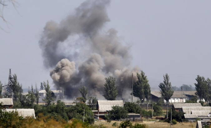 Rook stijgt op in de grensstad Novoazovsk.