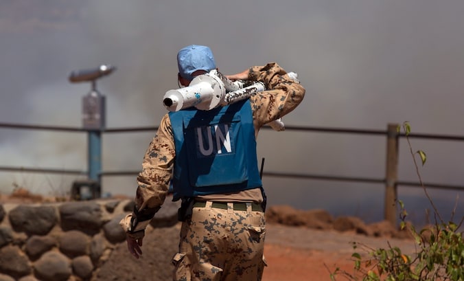 Een blauwhelm op de Golanhoogten, waar Syrische rebellen en het regeringsleger met elkaar in gevecht zijn.