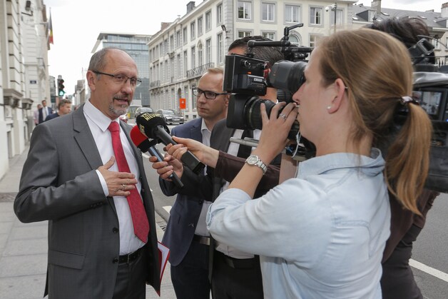 Aftredend minister Vande Lanotte stelde voor om het tekort aan stroom in Nederland te halen.