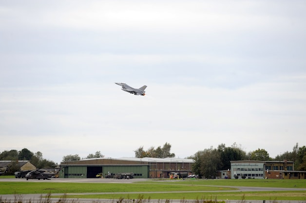 Een F-16 stijgt op vanop Florennes.
