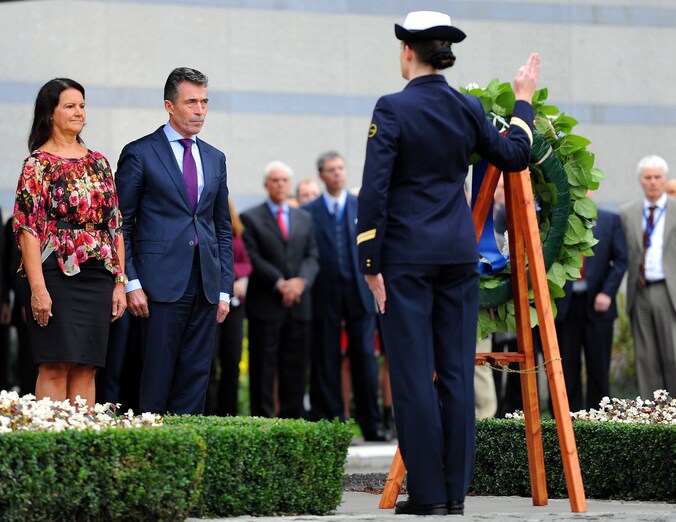 Afscheidnemend secretaris-generaal Anders Fogh Rasmussen legt een krans neer voor gesneuvelde militairen in Navo-dienstverband.