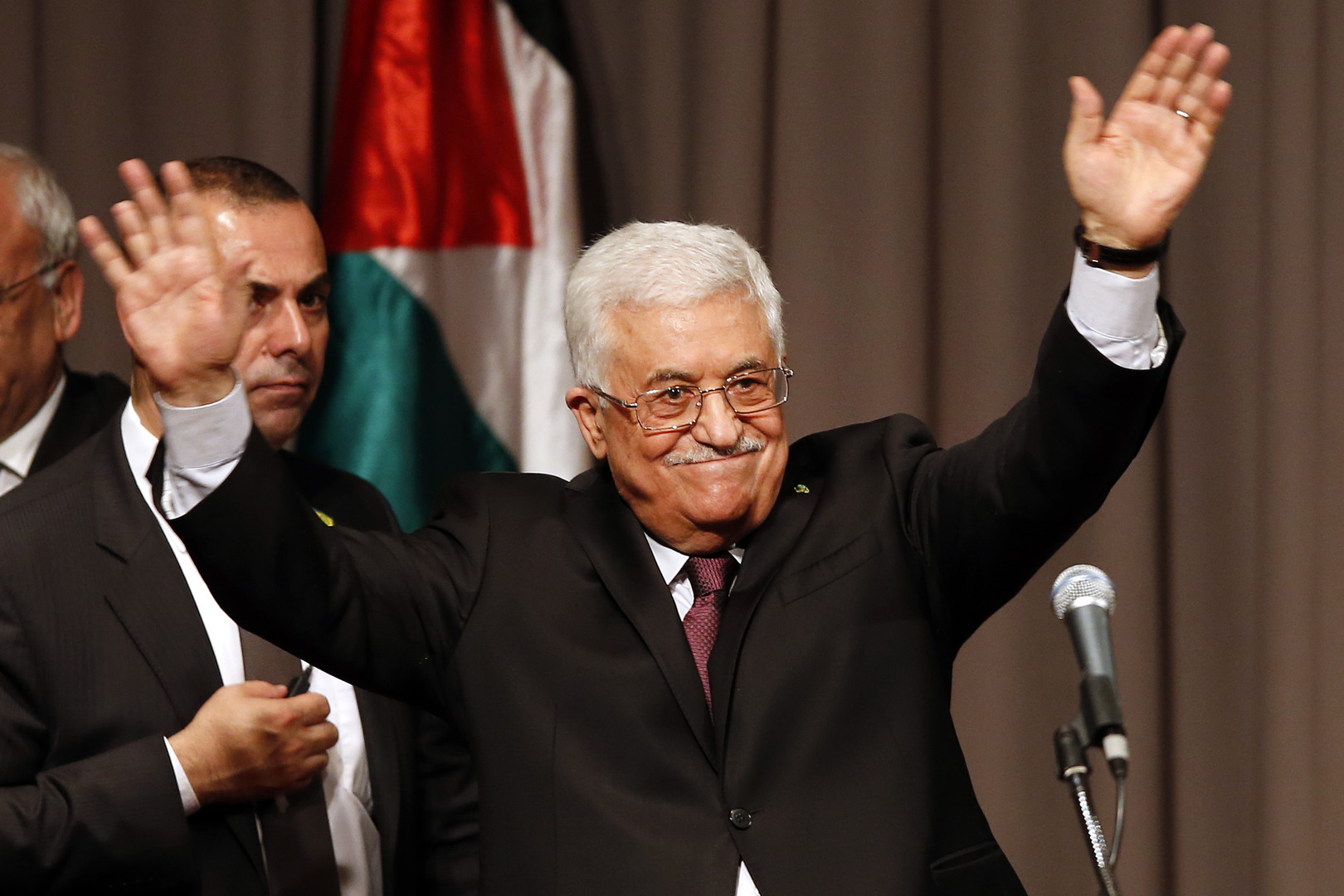 De eenheidsregering van de Palestijnse president Mahmoud Abbas neemt het bestuur in de Gazastrook over.