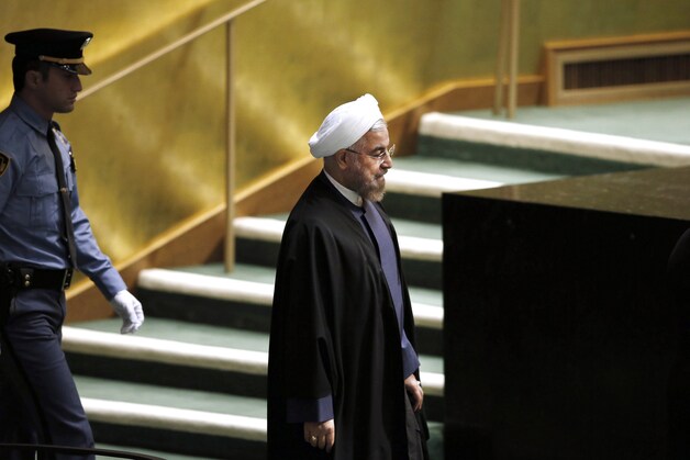 Rohani loopt naar het spreekgestoelte.