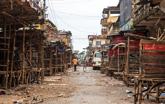 Lege straten in Freetown, Sierra Leone tijdens het driedaags straatverbod om de verspreiding van Ebola te voorkomen.