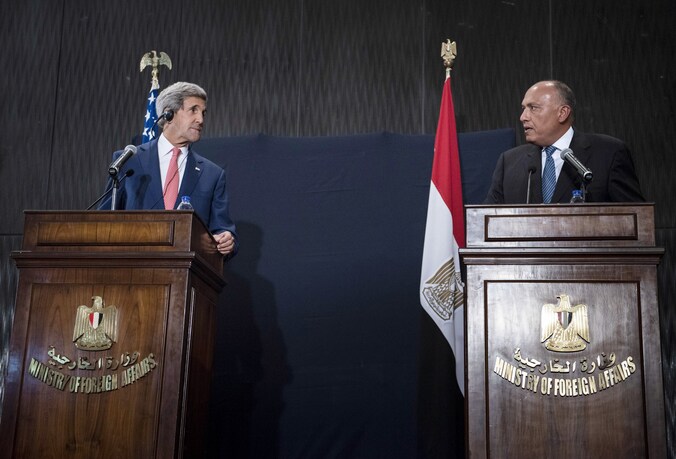 De Amerikaanse minister van Buitenlandse Zaken John Kerry (links) en zijn Egyptische collega Sameh Shukri staan de pers te woord.