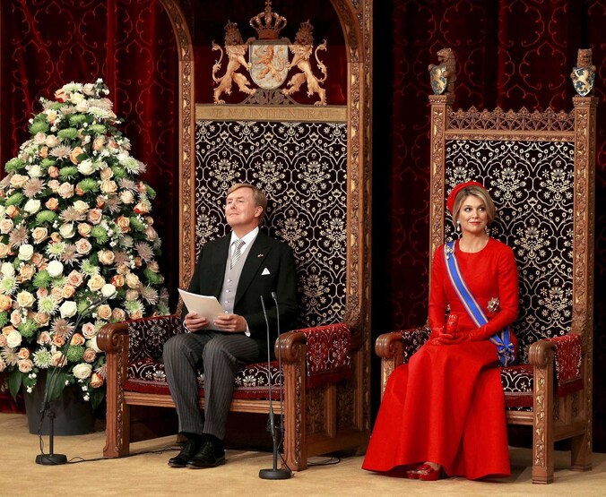Koning Willem-Alexander en zijn vrouw, Koningin Maxima, op de troon in de Ridderzaal op Prinsjesdag.
