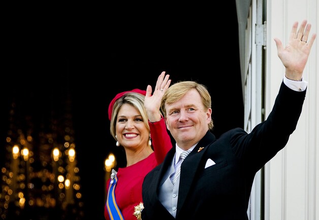 Koning Willem-Alexander en koningin Maxima zwaaien vanaf het balkon van Paleis Noordeinde op Prinsjesdag.