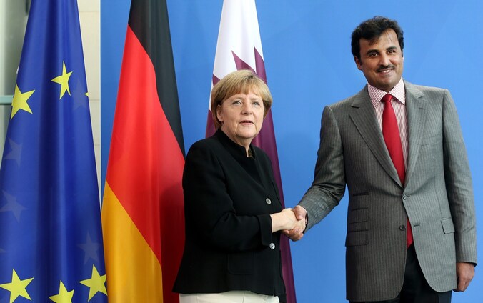 Sjeik Tamim Bin Hamad al-Thani schudt de hand van Angela Merkel