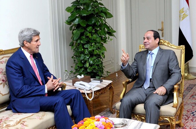 Amerikaans Buitenlandminister John Kerry en Egyptisch president Abdel Fattah al-Sissi (rechts).