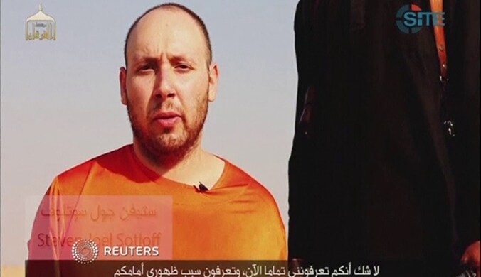 Een screenshot uit de video waarin te zien is dat Steven Sotloff wordt onthoofd.