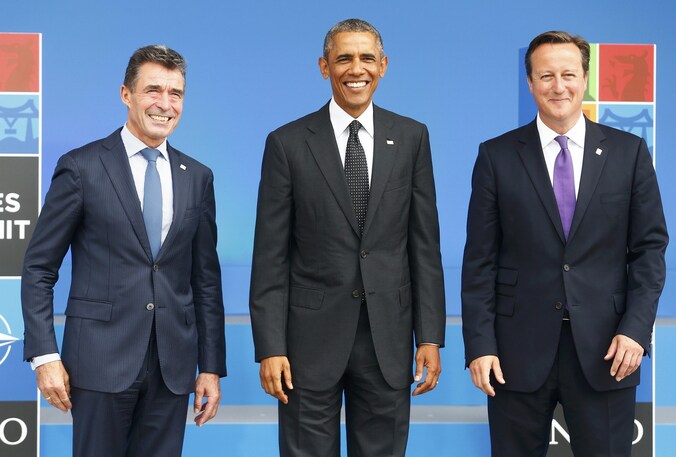 NAVO-secretaris-generaal Anders Fogh Rasmussen (links), de Amerikaanse president Barack Obama (midden) en de Britse premier David Cameron (rechts) bij de start van de tweedaagse NAVO-top in Wales.