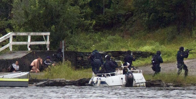 22 juli 2011: een interventieteam arriveert op het eiland Utøya om de moordende Breivik te stoppen.
