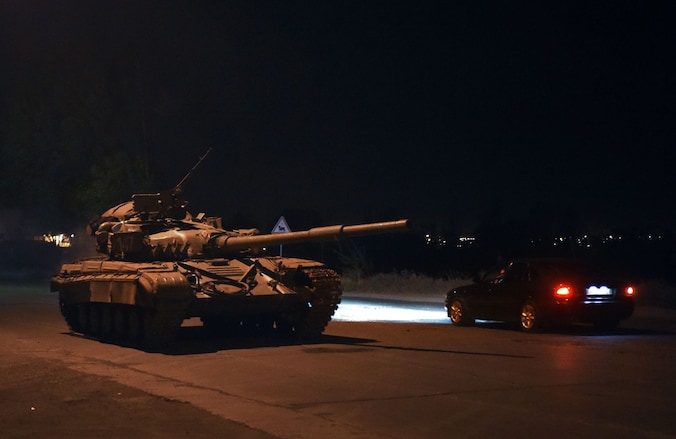 Een Oekraïense tank houdt de wacht net buiten de Marioepol, waar vannacht diverse explosies te horen waren. Ook was er dikke rook te zien.