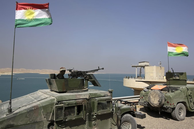 Koerdische strijders bewaken de Mosul-dam.