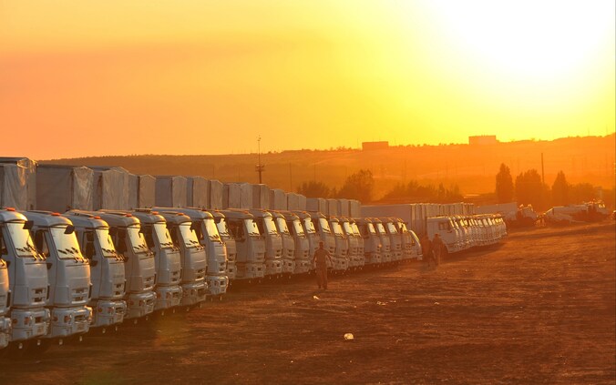 De trucks van het hulpkonvooi gisteren in de Rostov-regio.