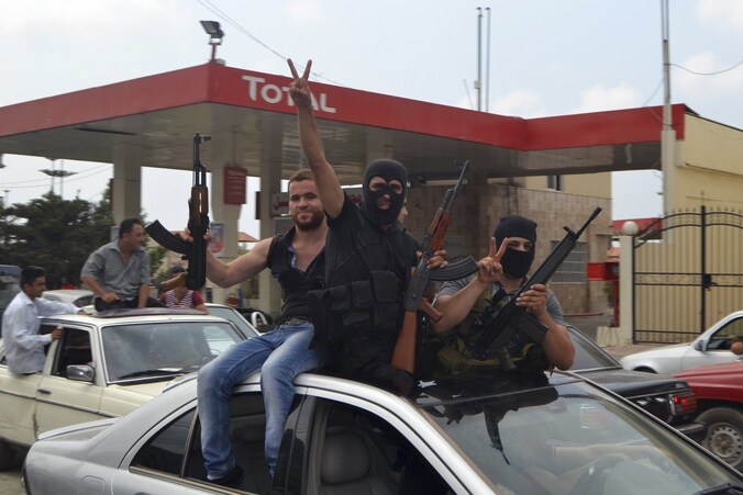 Al-Nusra hield ook al Libanese soldaten gevangen. Vrienden en sympathisanten van Shaaban vieren feest na zijn vrijlating door de moslimextremisten.
