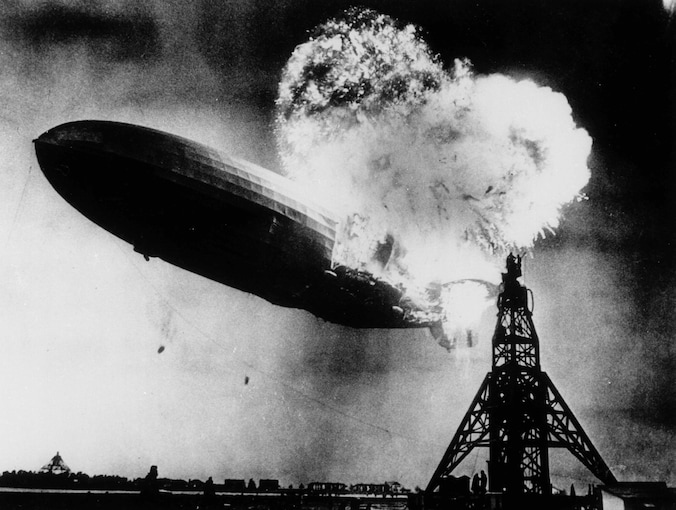 Op 6 mei 1937 ontploft de Hindenburg boven de Amerikaanse basis van Lakehurst