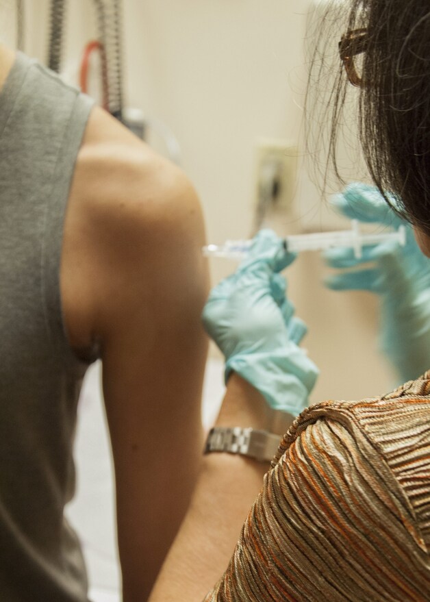 Een Amerikaanse vrijwilliger krijgt een ander experimenteel vaccin toegediend. VRC 207 werd ontwikkeld door by NIAID and GlaxoSmithKline (GSK).