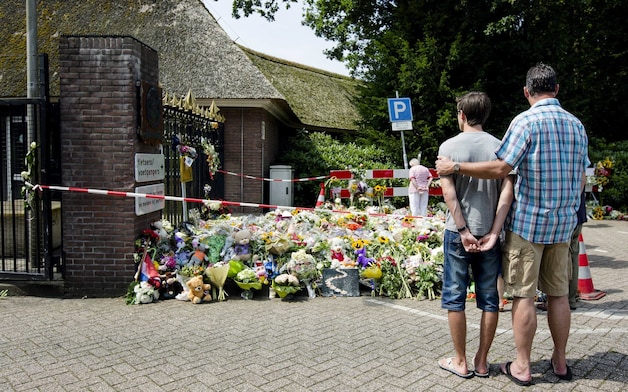 De gereaptrieerde lichamen zijn overgebracht naar de Korporaal van Oudheusdenkazerne in Hilversum waar de identificatie plaatsvindt.