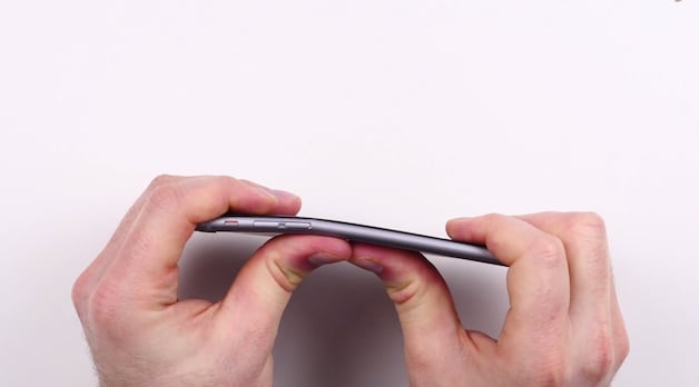 Een youtuber plooit een iPhone 6 Plus.