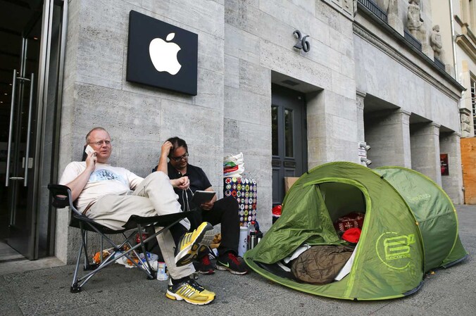 Deze twee mannen kamperen als sinds vorige week om als eerste een nieuwe iPhone te kopen in de Berlijnse Apple Store.