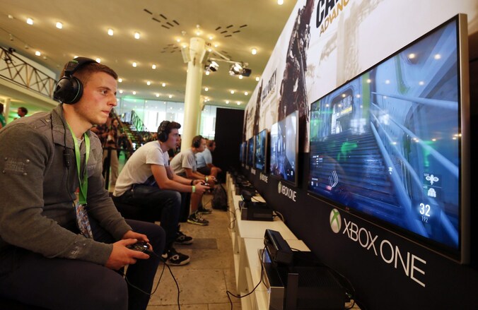 Een gamer speelt 'Call of Duty: Advanced Warfare' op een Xbox One.
