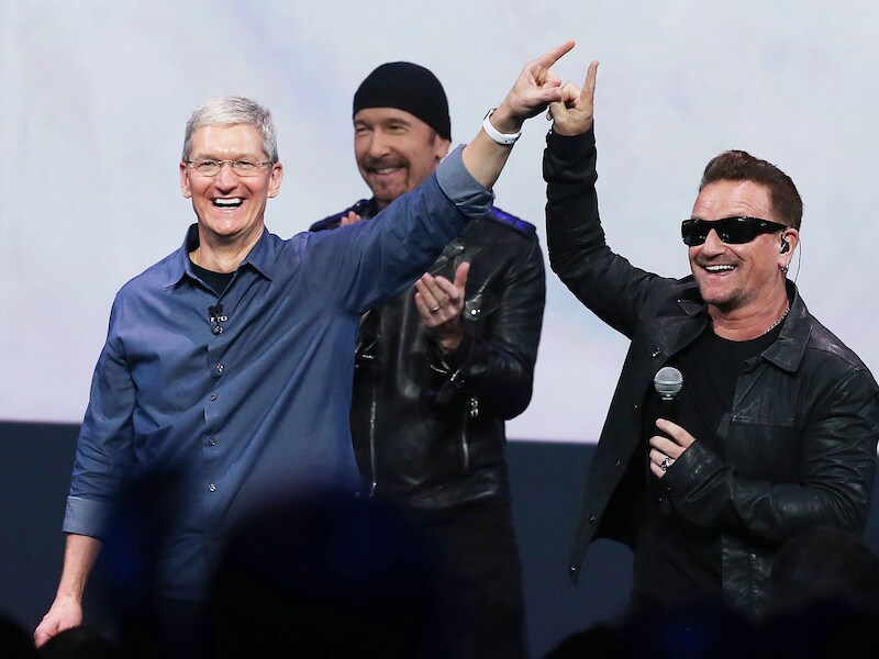 Apple-CEO Tim Cook en U2-zanger Bono zijn maar wat blij met de muzikale release tijdens het Apple-evenement.