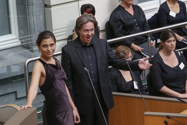 Het halfrond van het Vlaams Parlement werd vanmiddag even omgetoverd tot een geïmproviseerde operazaal.