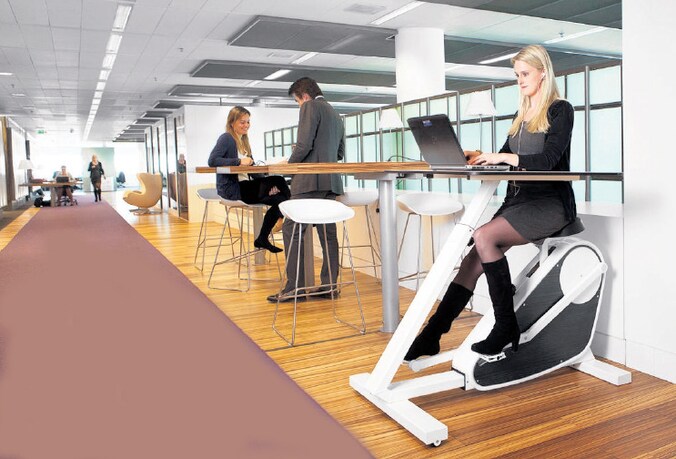 Personeel van Accenture in Amsterdam werkt al aan bureaus met fitnessapparatuur.