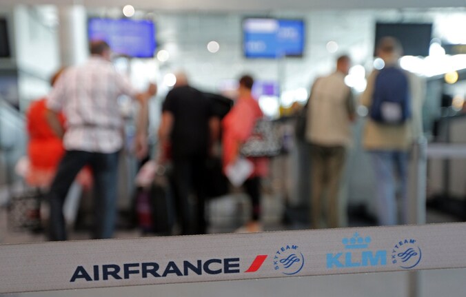 Wachtende reizigers bij Air France.