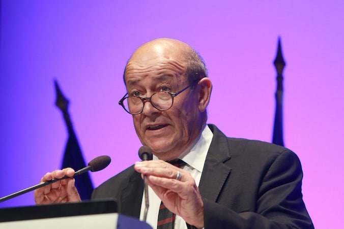 Defensieminister Le Drian sluit luchtaanvallen op Syrië niet langer uit.