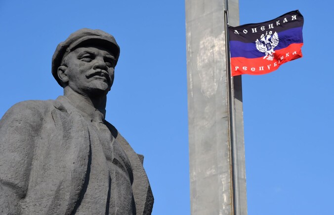 Vlag van de zelfverklaarde Volksrepubliek Donetsk op het Leninplein.