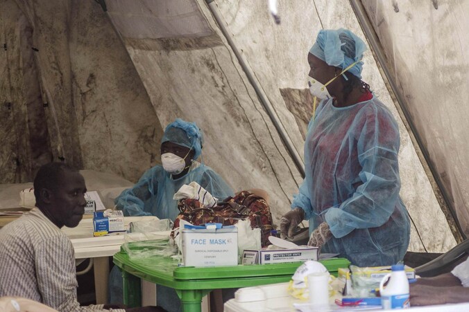 Gezondheidswerkers in een geïmproviseerde kliniek, waar bloedstalen genomen worden om te testen op ebola.