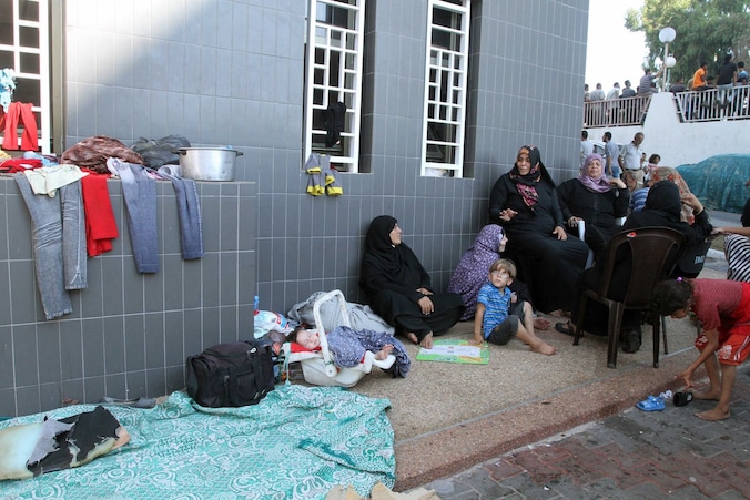 Wachtenden aan het al-Shifa-ziekenhuis in Gaza Stad (archiefbeeld).