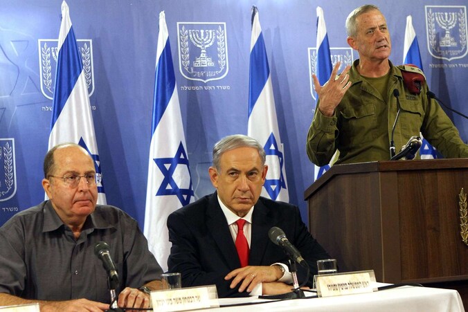 Premier Benjamin Netanyahu naast de Israëlische minister van Defensie Moshe Jaalon en stafchef Benny Gantz.