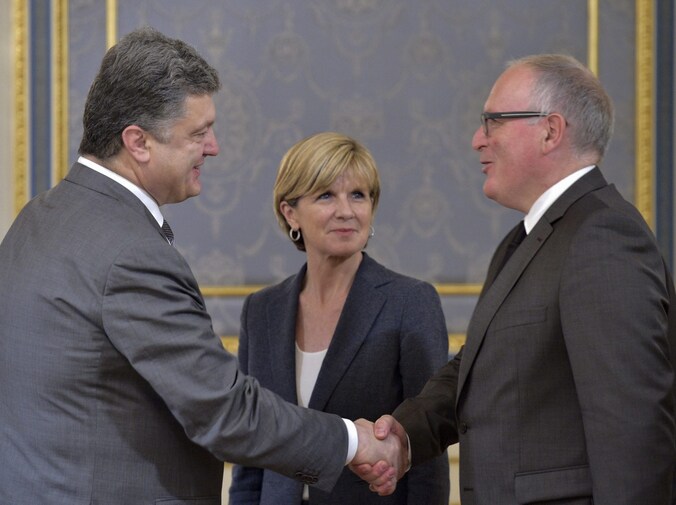 De Oekraïense president Petro Poroshenko, de Australische minister van Buitenlandse Zaken Julie Bishop en de Nederlandse minister van Buitenlandse Zaken Frans Timmermans vandaag in Kiev.