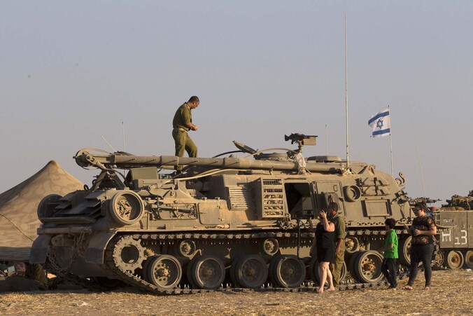 Israëlische soldaten bij hun pantservoertuig in Sa'ad, in het zuiden van Israël.
