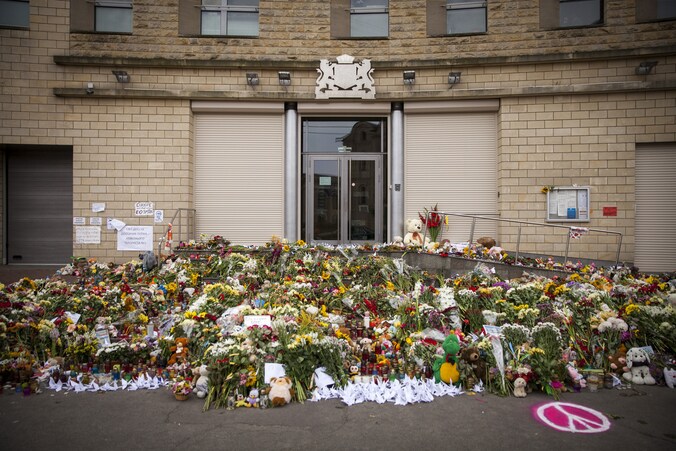 Voor de ingang van de Nederlandse ambassade in Kiev ligt het vol met bloemen en kaartjes om de slachtoffers van de ramp te herdenken.