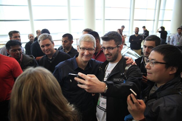 Tim Cook houdt halt voor een selfie met ontwikkelaars op de World Wide Developers Conference (WWDC).