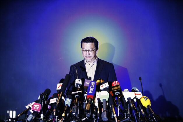 Maleisisch minister van Transport Liow Tiong Lai spreekt de pers toe op de luchthaven van Kuala Lumpur.