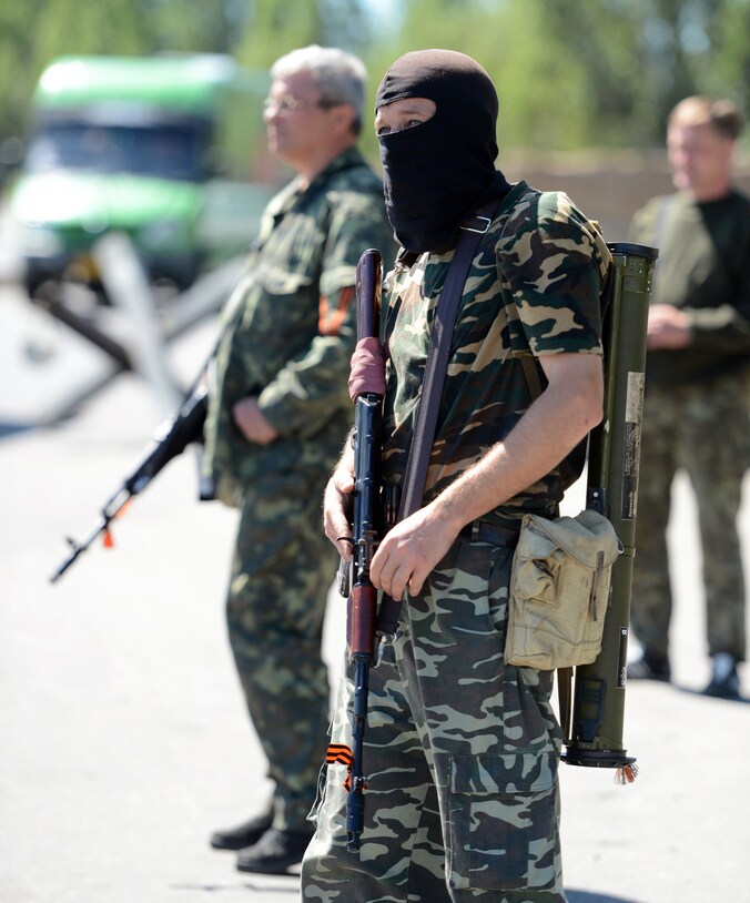 Pro-Russische rebellen nabij een grenspost in Oekraïne.