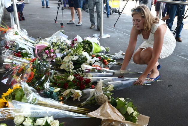 Rouwenden leggen bloemen neer op Schiphol
