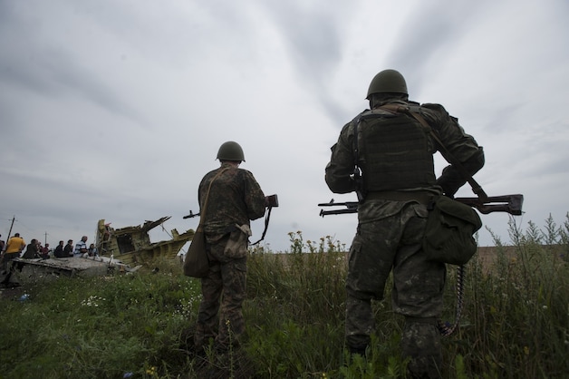 Pro-Russische separatisten bewaken de plek waar MH17 neerstortte