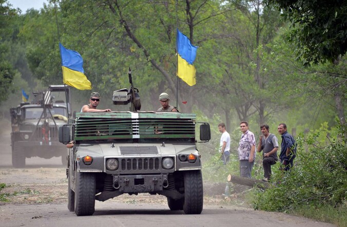Een Oekraïens legervoertuig bij de stad Kramatorsk in Oost-Oekraïne