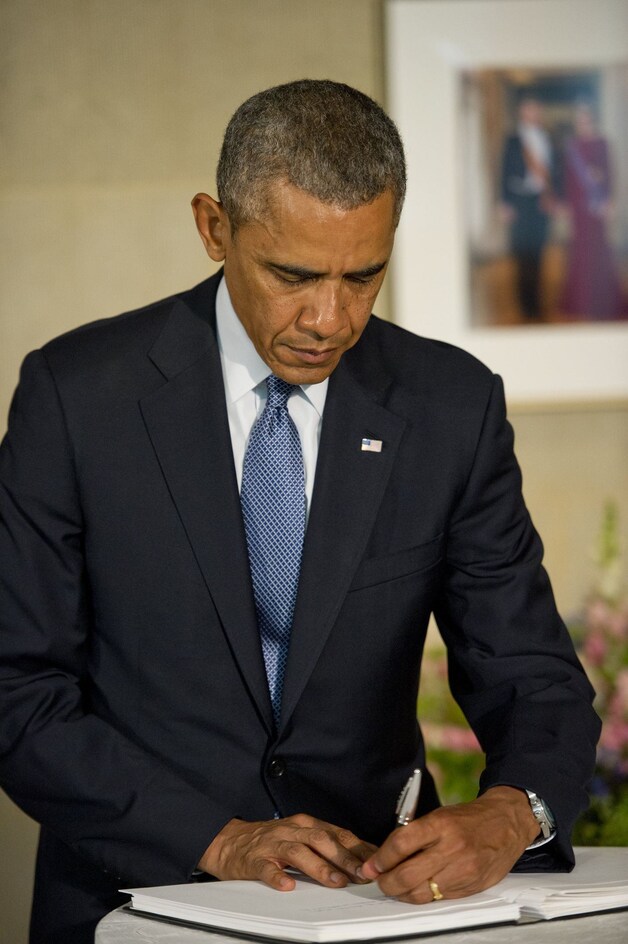 VS-president Obama ondertekent het rouwregister in de Nederlandse ambassade in Washington DC.